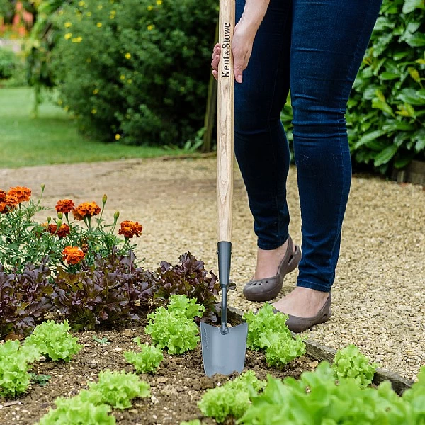 Kent & Stowe Carbon Steel Long Handled Trowel 4 Kent & Stowe Carbon Steel Long Handled Trowel - Image 2